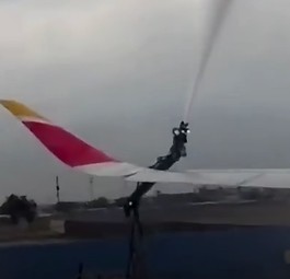 Der Moment des Zusammenstoßes: So sollte der Wassersalut nicht laufen.
