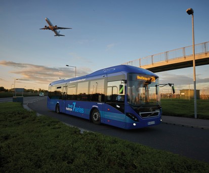 Bus in Heathrow: Der Flughafen will, dass Passagiere vermehrt mit dem öffentlichen Verkehr anreisen.