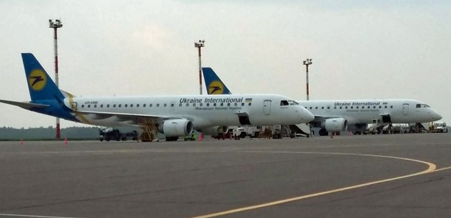 Flieger von Ukraine International am Vilnius Airport, Litauen.