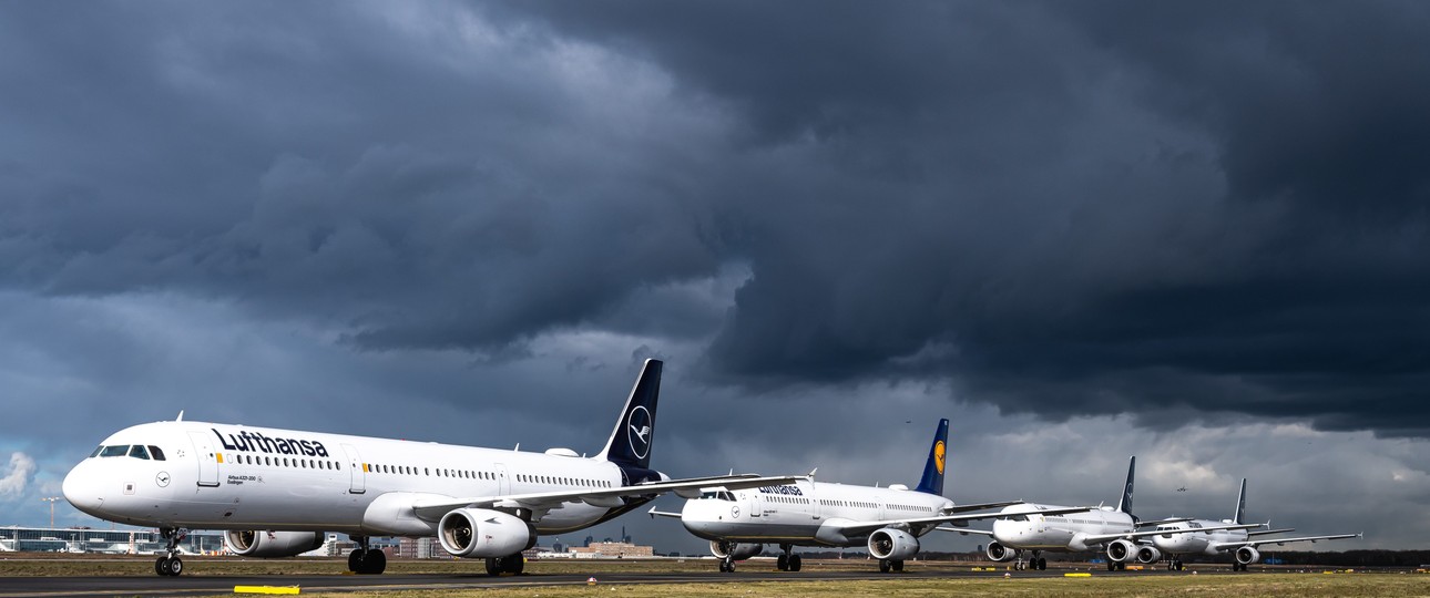 Flieger von Lufthansa stehen in Frankfurt in Reih und Glied.