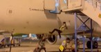 Mann fällt aus Tür von Airbus A320 und überlebt