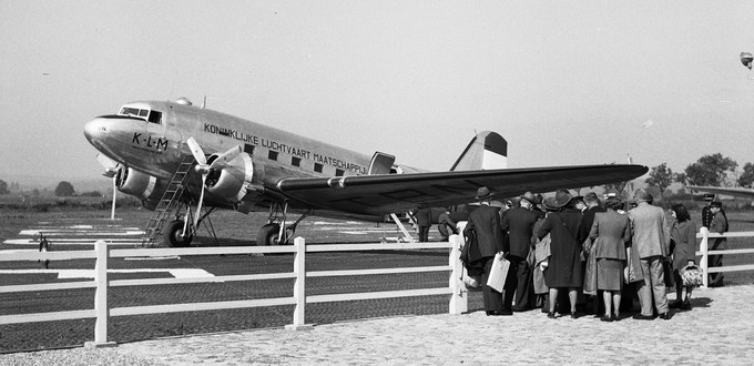 ... entstand dieses Foto. Auch auf ihm ist eine DC-3 zu sehen, hier allerdings von KLM und mit einsteigenden Passagieren.