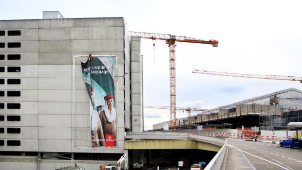 Wenn Sie schonmal mit dem Auto an den Flughafen Zürich gefahren sind, kennen Sie dieses Transparent von Emirates.