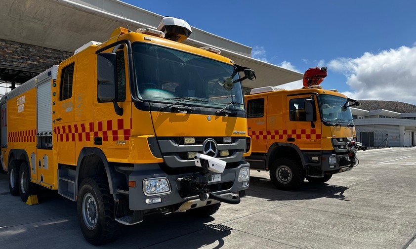 Zwei der drei Löschfahrzeuge am Flughafen St. Helena: Weil alle Fahrzeuge defekt sind, darf der Flughafen kein Flüge mehr abfertigen.