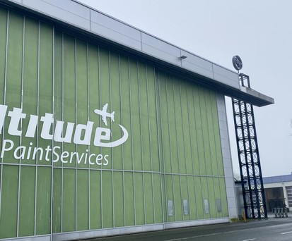 Hangar von Altitude Paint Services am Flughafen Münster/Osnabrück. Im Inneren ...