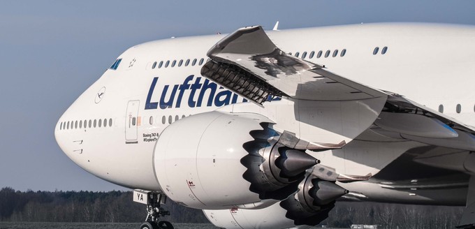 Die sogenannten Pylone unterscheiden sich stark nach Flugzeugmodell. Hier zu sehen, die Aufhängungen einer Boeing 747-8.