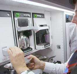 Flugbegleiterin in Bordküche von Bucher Leichtbau: Leicht, ergonomisch und stabil müssen die Einheiten sein.