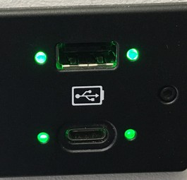 USB-Anschluss: Funktioniert nur, wenn die grünen Lämpchen leuchten. Airbus zeigt das System ...