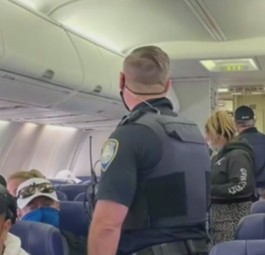 Angreiferin einer Flugbegleiterin drohen bis zu 20 Jahre Gefängnis