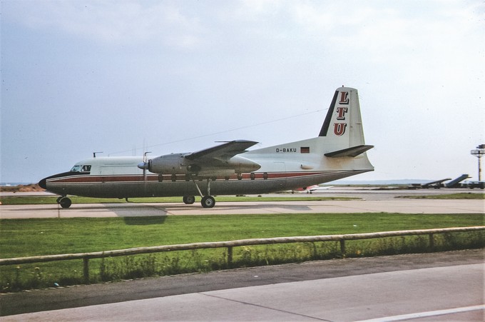 Die Fokker 27-300 mit dem Kennzeichen D-BAKU kam schon 1961 zu LTU. Zwischenzeitlich wurde sie an Lux-air und Sobelair vermietet, bevor LTU sie schließlich 1969 an Hersteller Fokker zurückgab.