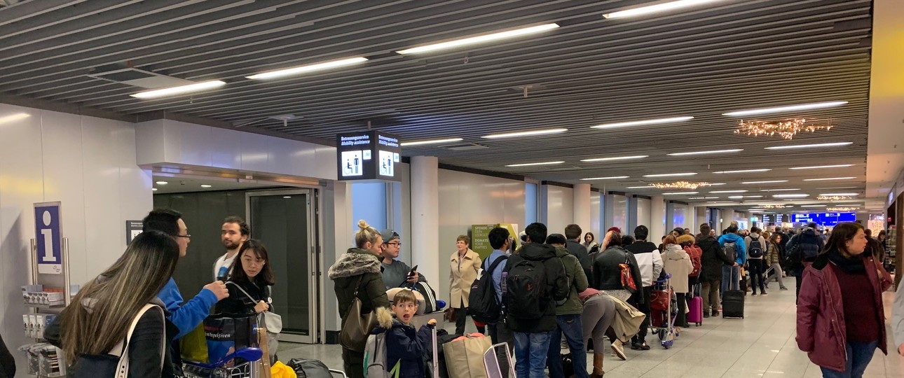 Warteschlangen am Flughafen Frankfurt: Viele Passagiere verpassten ihre Flüge.