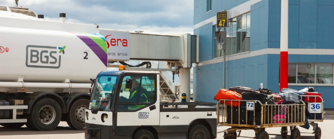 Wer an einem Flughafen Fahrzeuge bedienen will, muss neben den normalen Verkehrsregeln noch viele weitere Regeln kennen.