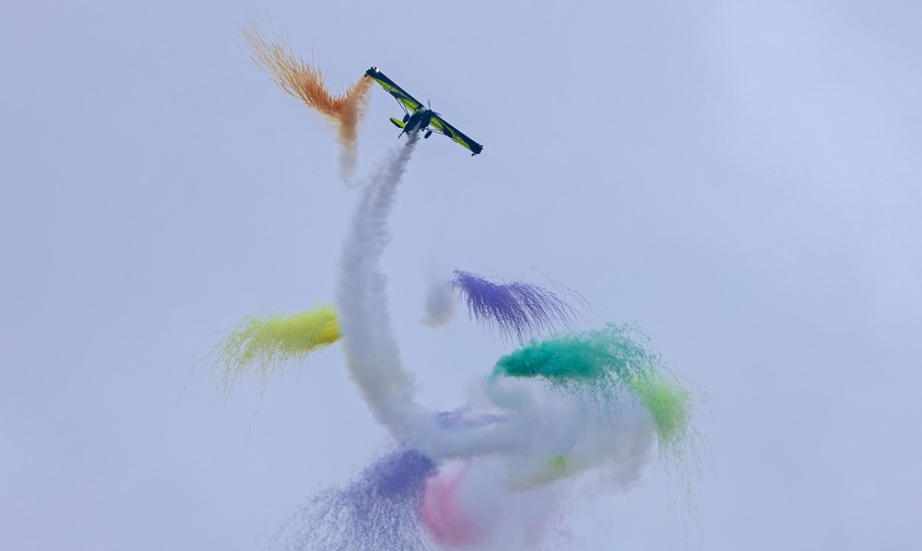 Eine Skyreach Bush Cat bitet ein farbenfrohes Programm: Das Wetter machte der Flugshow einen Strich durch die Rechnung.