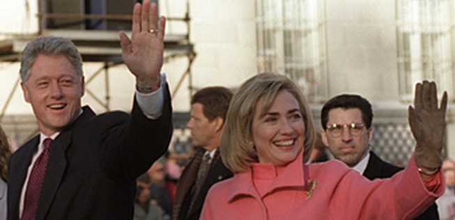 Immerhin – ein Flughafen ist schon nach Hillary Clinton benannt. Aber es ist ein kleiner Trost. In Arkansas steht der Bill and Hillary Clinton National Airport.