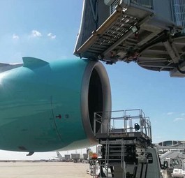 Der Schaden: Der A380 fuhr in die Fluggastbrücke.