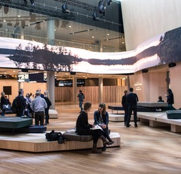 Der neue Wartebereich Aukio. Fluggästen von Langstreckenflügen soll er als zentraler Knotenpunkt in Helsinkis Terminal 2 dienen.