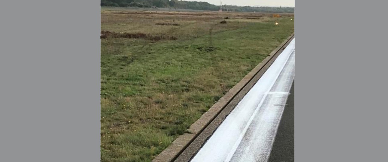 Spuren im Gras: Die Maschine geriet am Ende zurück auf die Piste.