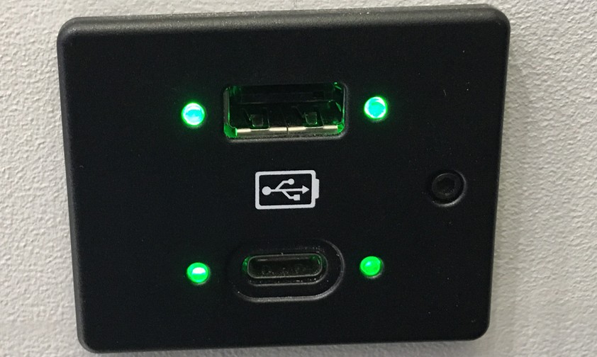 USB-Anschluss: Funktioniert nur, wenn die grünen Lämpchen leuchten. Airbus zeigt das System ...