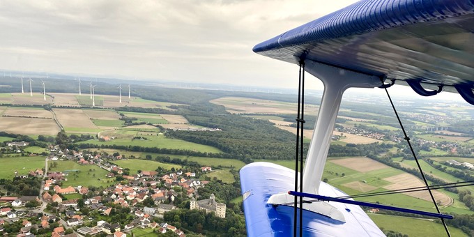 Die obere Flügelspannweite beträgt 18,18 Meter.