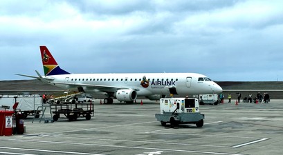 Embraer E190 von Airlink am Flughafen St. Helena: Auf einem Flug saß auch eine infizierte Frau. 