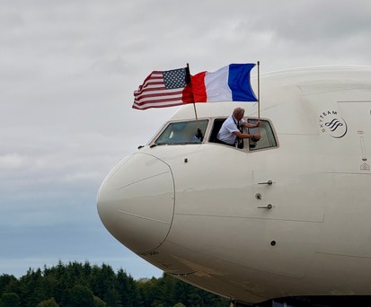 Kapitän Jim Butterworth befestigt Flagge der USA und Frankreichs außen am Cockpit: Flug mit Veteranen in die Normandie.
