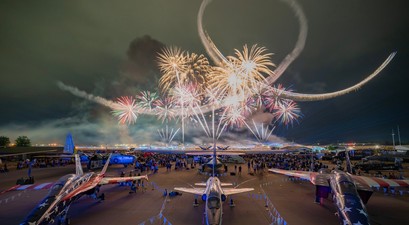 Feuerwerk über Oshkosh: Die Messe hat soviele Besuchende angezogen, wie noch nie.