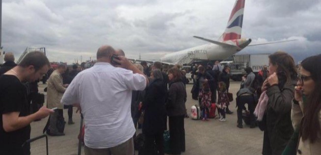 Passagiere auf dem Rollfeld: Am London City Airport gab es einen Feueralarm.