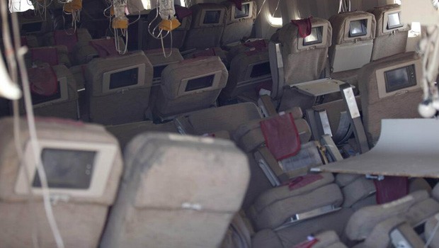Innenraum des Flugzeuges: Durcheinandergewirbelte Sitze.