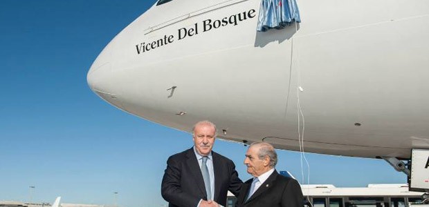 Vicente Del Bosque vor dem Airbus A330: Der spanische Trainer gab dem Flugzeug seinen Namen.