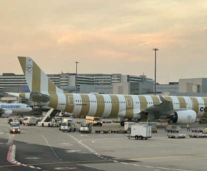 Jets von Condor und der Lufthansa-Tochter Discover in Frankfurt: Ferienflug-Konkurrenz.