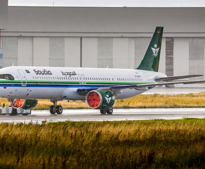 Der A321 Neo in Hamburg: Weiß mit mehrfarbigen Streifen ...