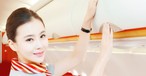 Flugbegleiterin von Tianjin Airlines: Künftig soll sie nur noch Airbus fliegen.
