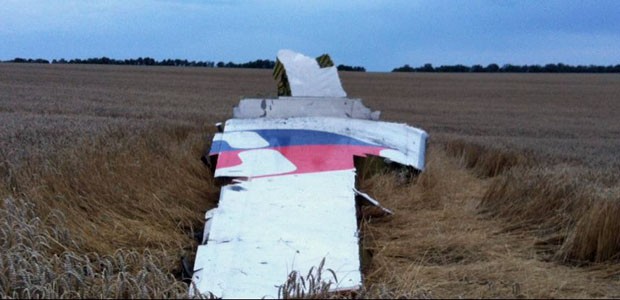 Heckflosse der Boeing 777: Der Rumpf zeigt zahlreiche Einschusslöcher.