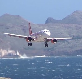 Easyjet-Flieger beim Anflug auf Madeira: Er war nicht der Einzige, der es schwer hatte.