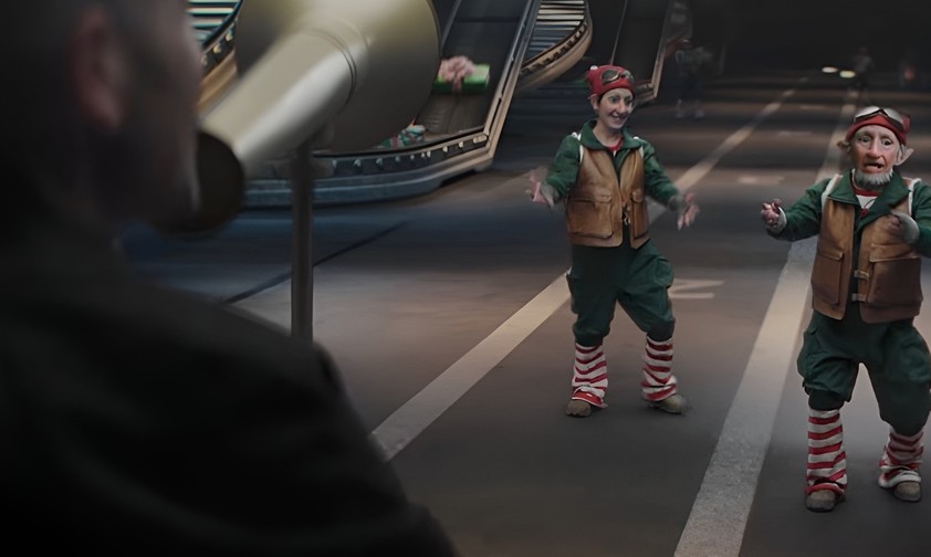 Weihnachtsspot 2025 von Aena: Elfen spielen eine zentrale Rolle.