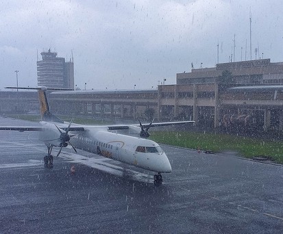 Flieger am Douala International Airport: Größter Flughafen von Kamerun.