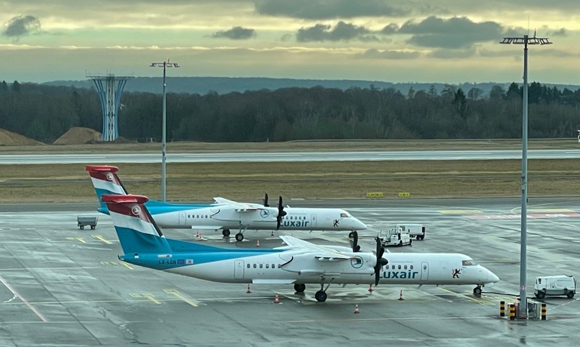 De Havilland Canada Dash 8 in Luxemburg: Zwei Vorfälle von Privatflugzeugen sorgen für Diskussionen.