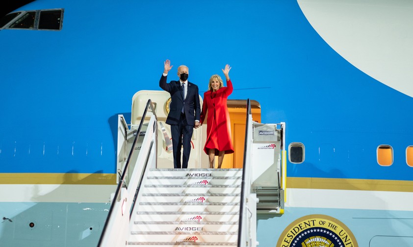 Joe Biden mit seiner Frau vor der Air Force One: Das Hellblau dürfte bestehen bleiben.