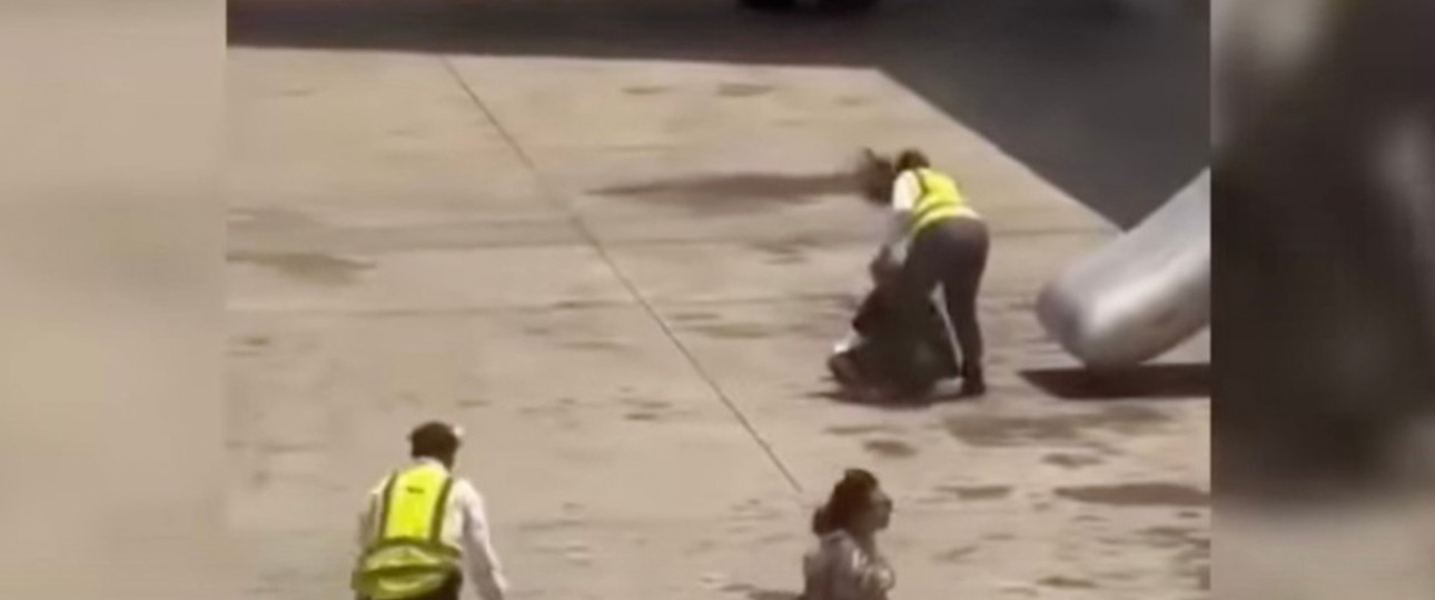 Reisende mit Handgepäck: Bei der Evakuierung muss es im Flugzeug bleiben.