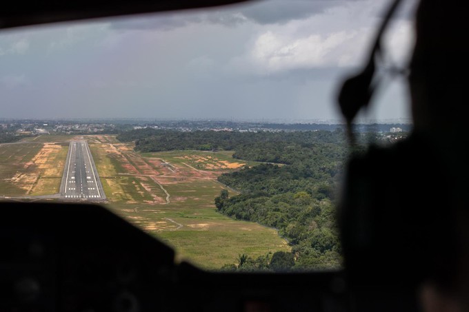 Er brachte 80 Beatmungsgeräte nach Brasilien. Hier die Landung in Manaus.