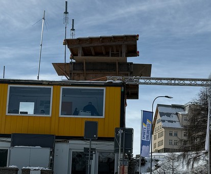 Temporärer Tower in Davos: Außen schlicht, innen hoch spezialisiert.
