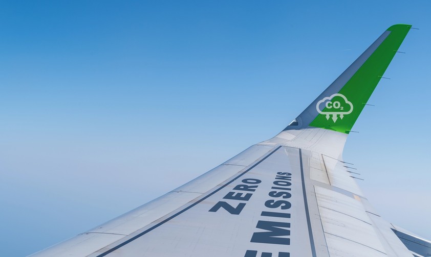 Tragfläche eines Flugzeugs: Die Luftfahrt will klimaneutral werden.