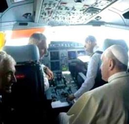 Papst Franziskus im Cockpit: Der Oberhirte der Katholiken sucht eine neue Fluggesellschaft.