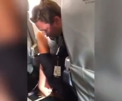 Pilot ringt betrunkenen Fluggast zu Boden