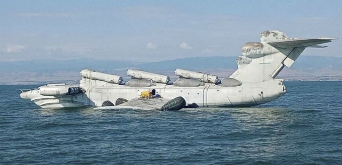 Das Bodeneffektfahrzeug oder Ekranoplan wurde im Sommer 14 Stunden lang geschleppt,...