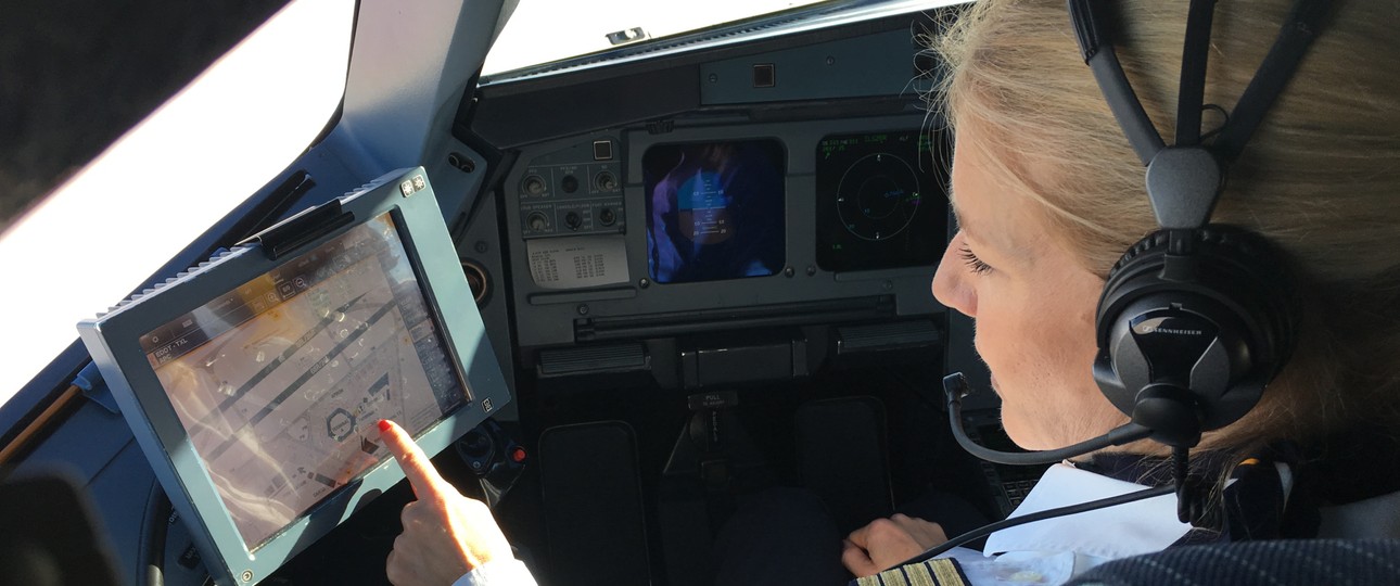 Pilotin im Lufthansa-Cockpit: Die Gehälter steigen.