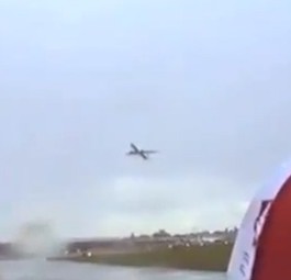 Der Flieger bleibt mitten in der Luft fast stehen.
