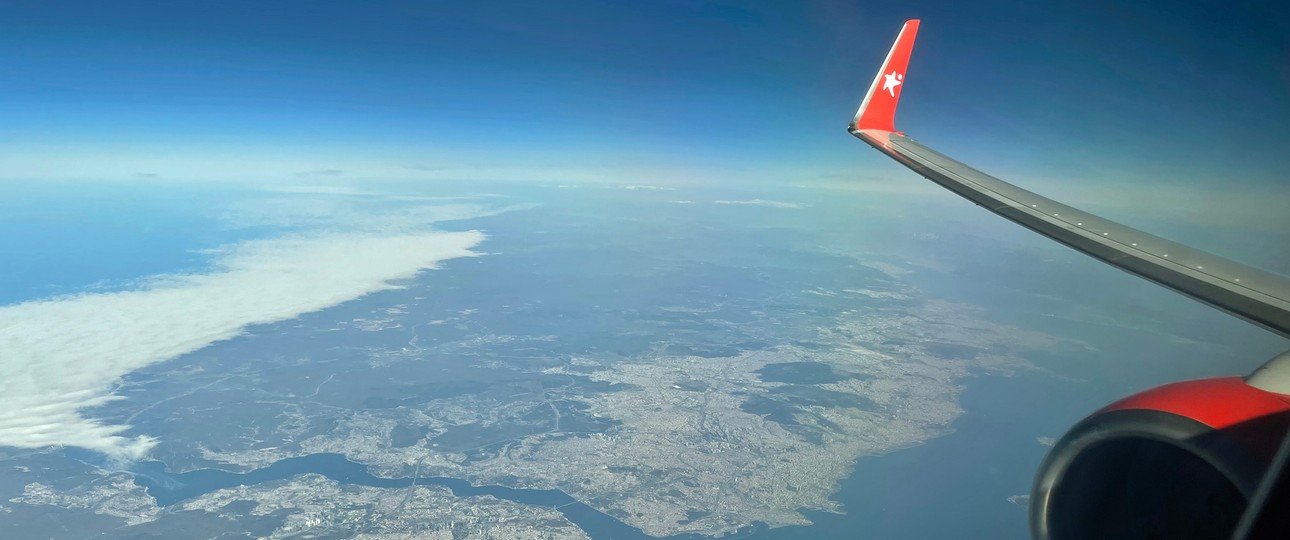 Blick aus einem Corendon-Flieger: Ab 18 deutschen Flughäfen möglich.