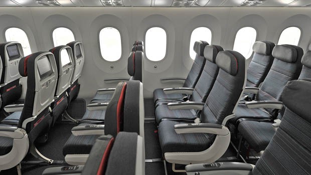 Die Economy Class weist eine 3-3-3-Konfiguration auf und bietet 210 Passagieren Platz. Die Sitze sind 44 Zentimeter breit.