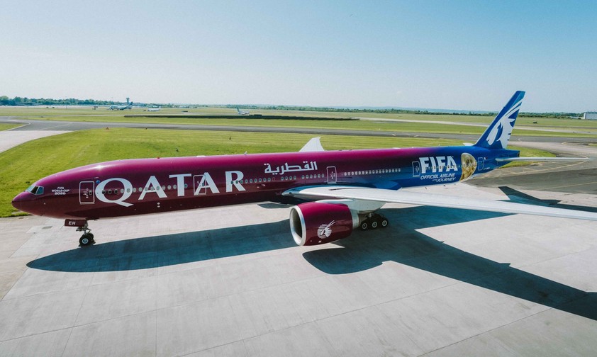Qatar Airways Boeing 777 im FIFA-Look: Das Flugzeug wird auch nach der WM die Lackierung behalten.